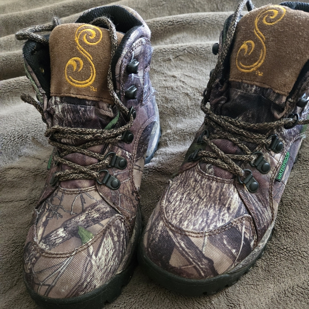 Women's Lace-Up Camouflage Hiking Boots in Brown